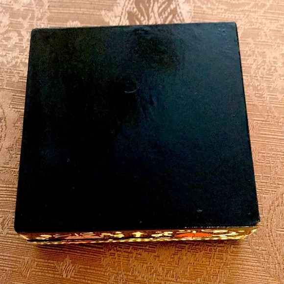 Beautiful handcrafted box from Kashmir with intricate design - Picture 2 of 7